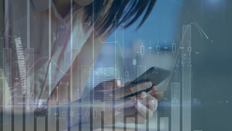 animación del procesamiento de datos financieros sobre una mujer biracial usando un teléfono inteligente