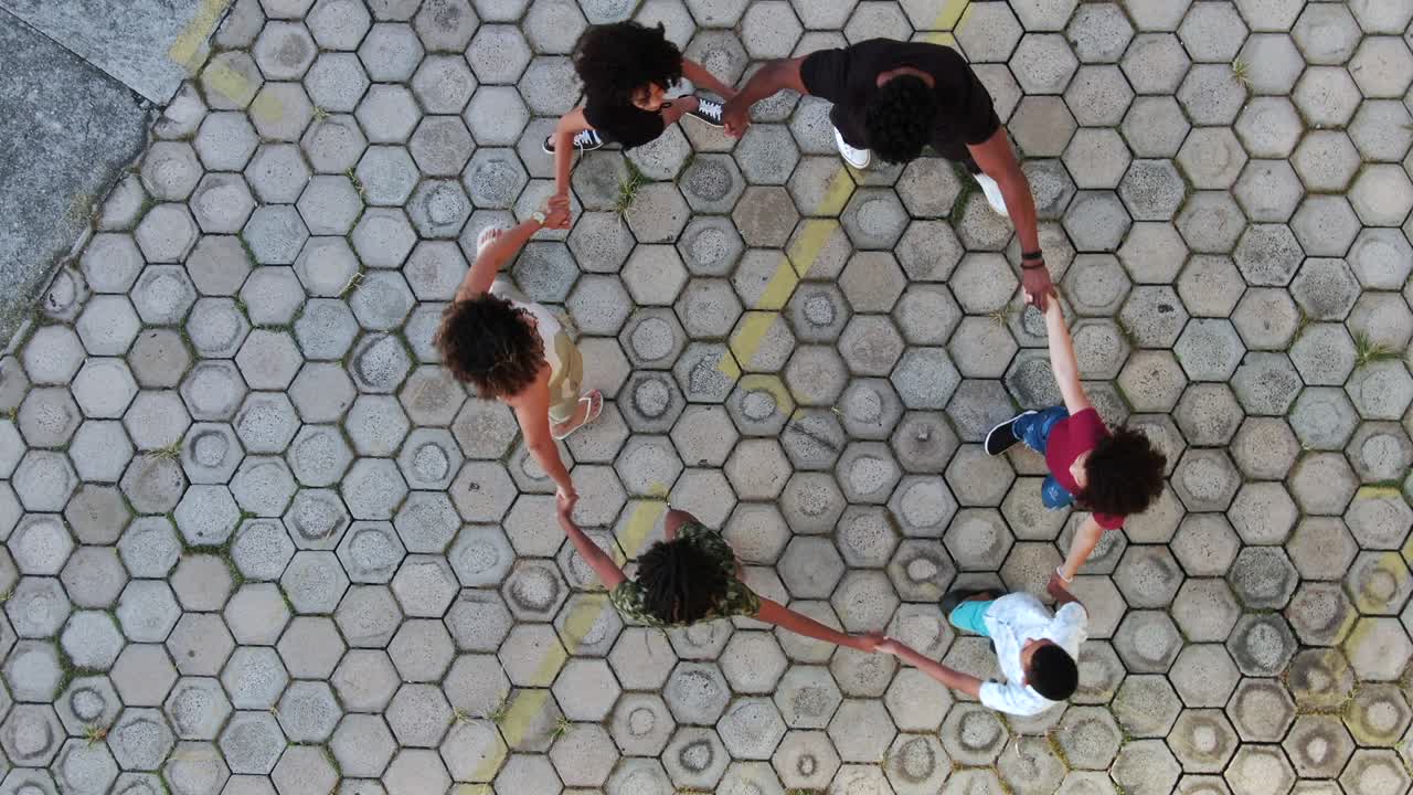 familia que se sostiene de la mano desde arriba, concepto de apoyo comunitario y solidaridad sindical