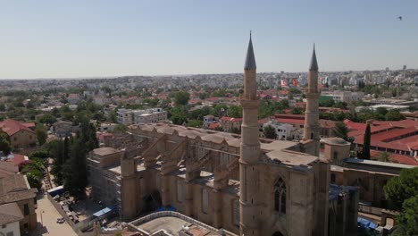 aerial 4k selimiye camii (catedral de ayia sophia) mezquita que se convierte de la catedral en el norte de chipre