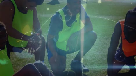 animación de la red de conexiones sobre jugadores de fútbol que practican en el campo de fútbol
