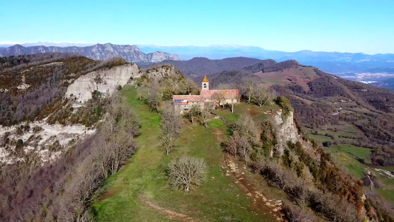 drone disparó a la iglesia católica en la montaña con hermosas vistas de la naturaleza
