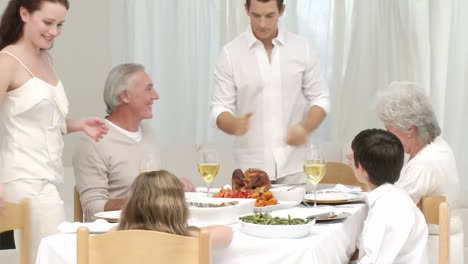 familia preparando comida para su cena de navidad y degustando con vino