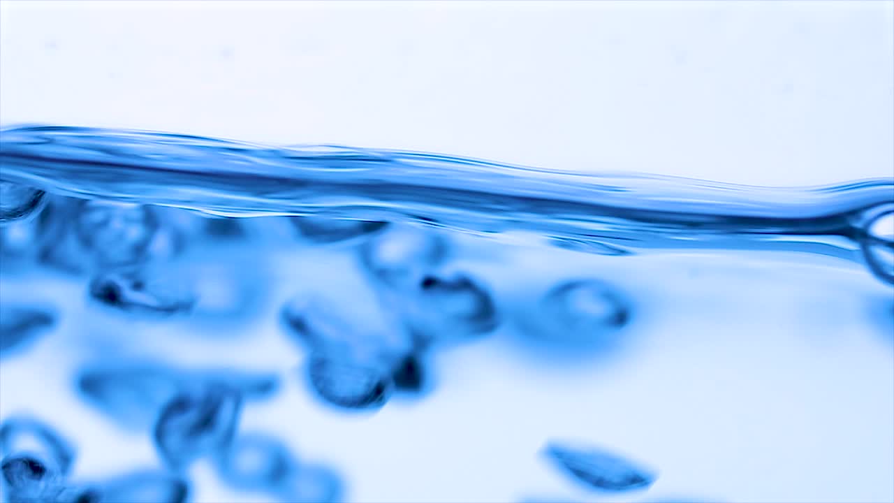 물을 슬로우 모션으로 가 ⁇ 게 찍습니다.