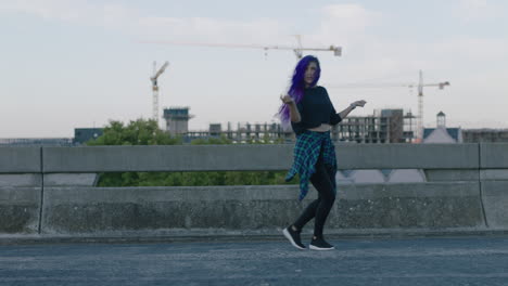 Mujer-Bailando-Hermosa-Joven-Bailarina-Realizando-Baile-Callejero-De-Estilo-Urbano-En-La-Ciudad-Practicando-Movimientos-De-Estilo-Libre-Con-Cabello-Morado