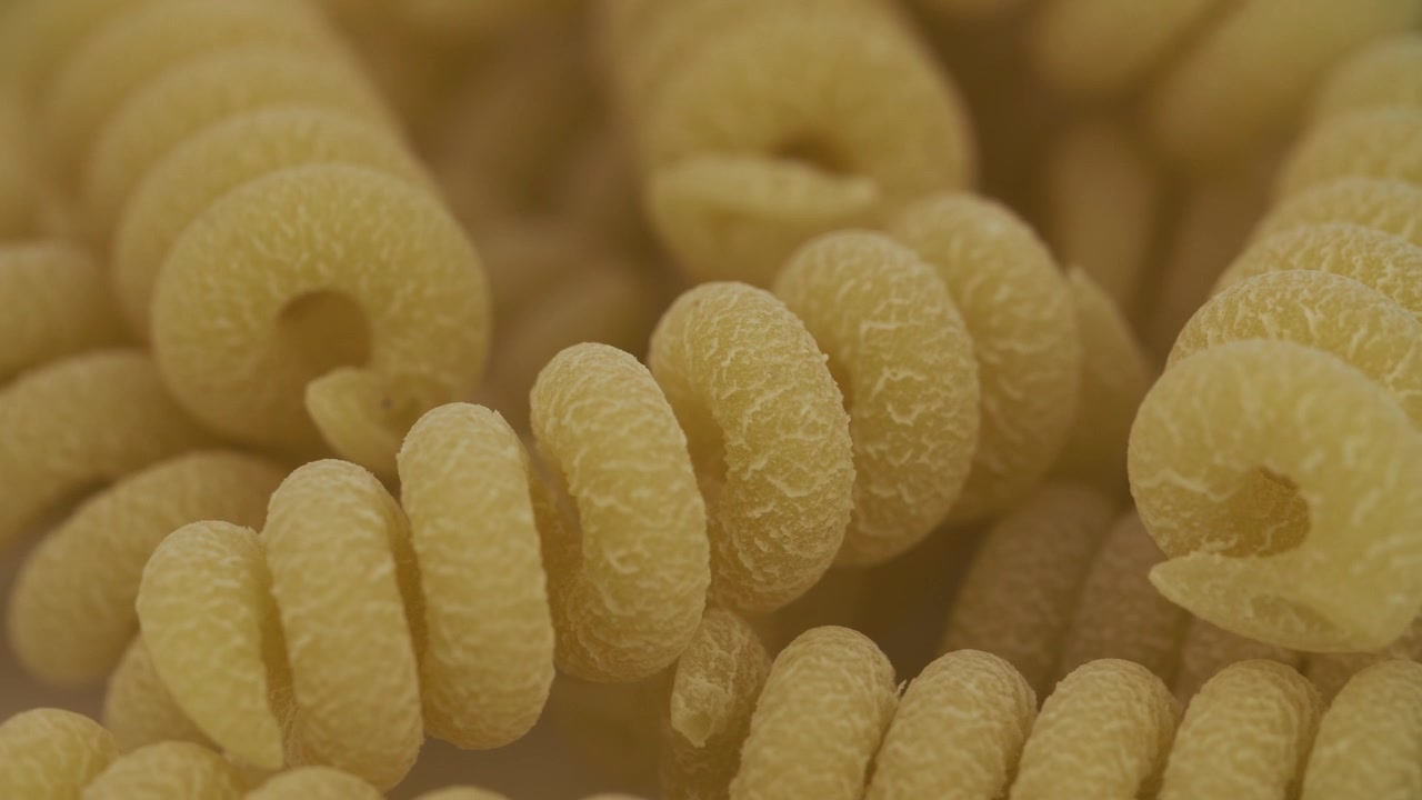 Primo piano macro di pasta fusilli a spirale cruda