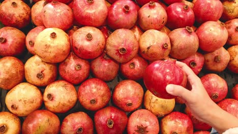 recogiendo granadas a mano de la exhibición de frutas