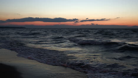 escena de fuertes olas en el mar al atardecer