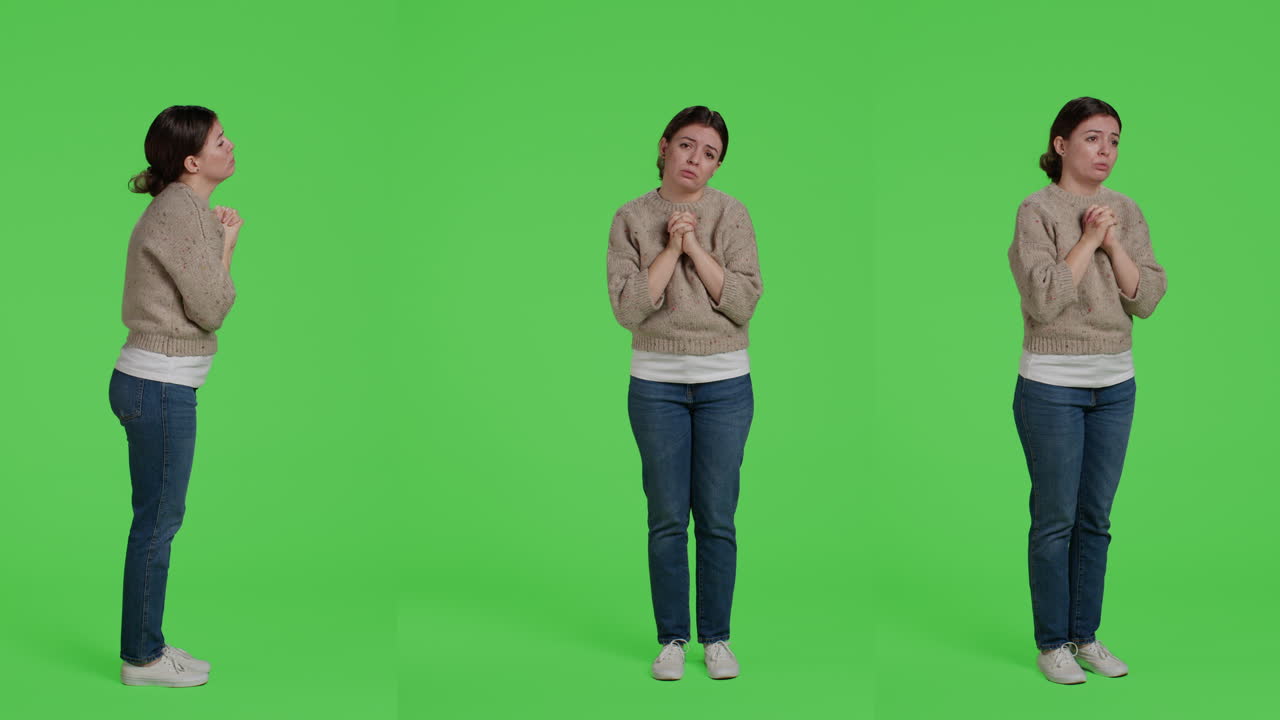 희망으로 기도하는 여인