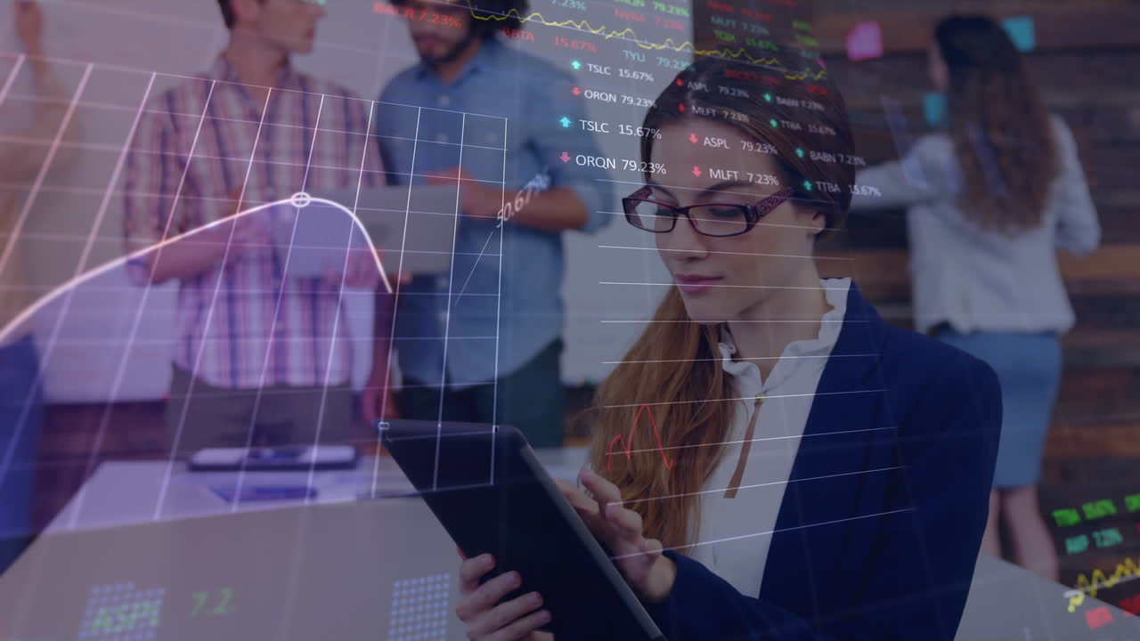 animación del procesamiento de datos del mercado de valores sobre una mujer caucásica feliz usando una tableta en la oficina