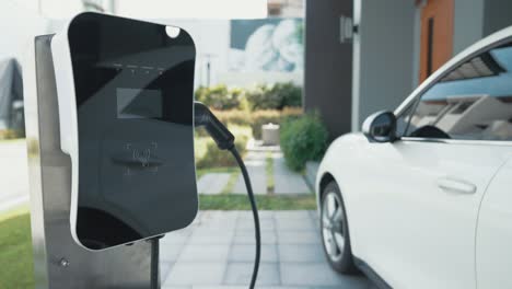 concepto progresivo de estación de carga en el hogar que proporciona energía limpia para coches eléctricos.