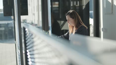 gerente de servicio de automóviles trabajando en un escritorio en la oficina