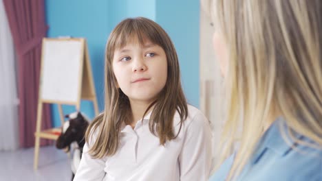 Cute-little-girl-listening-to-her-mother-talking.-To-give-advice,-to-teach,-to-tell-stories.