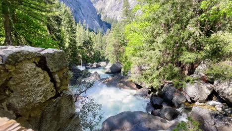 een prachtige scène van een grote waterval op een pad in yosemite national park