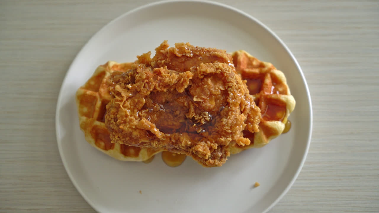 꿀 또는 메이플 시럽을 곁들인 수제 프라이드 치킨 와플