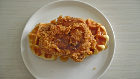 gofre de pollo frito casero con miel o sirope de arce