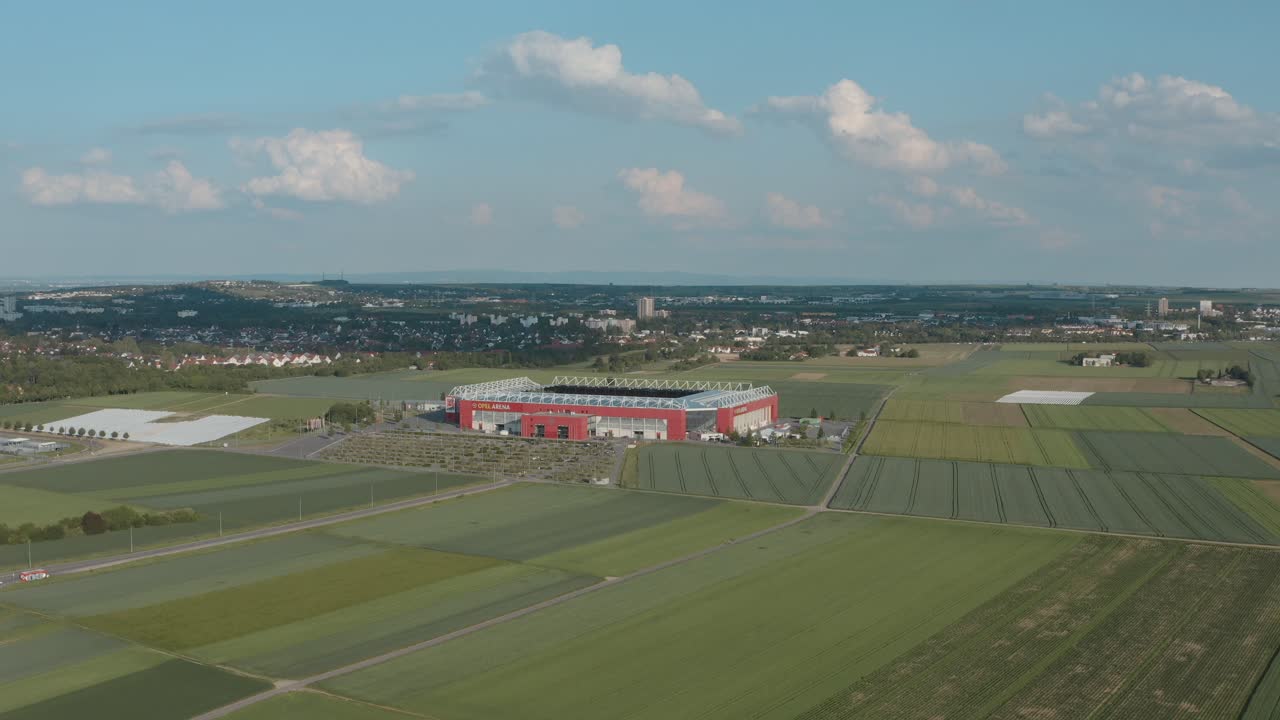 drone - toma aérea del estadio de fútbol del equipo de la bundesliga fsv mainz 05 con campo en primer plano en un día soleado, 25p