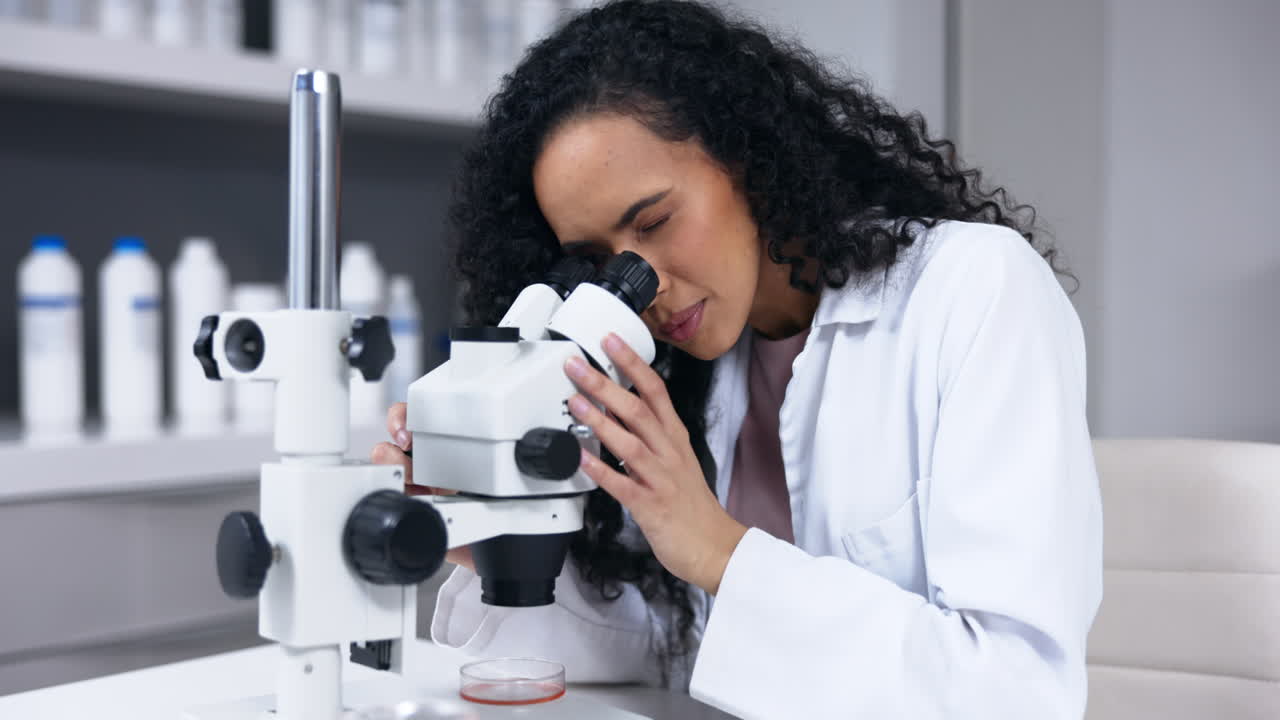 científico, mujer y microscopio con análisis
