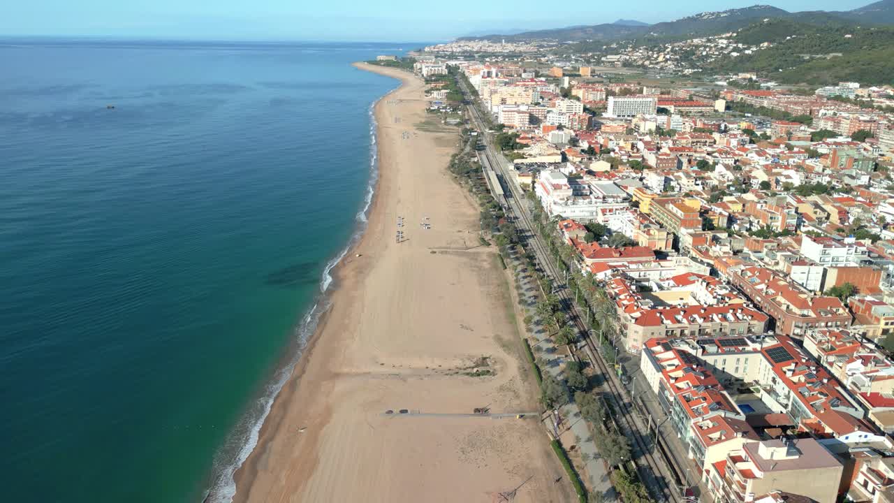 imagen aérea de la playa de malgrat de mar en la provincia de barcelona playa sin gente mar azul turquesa transparente
