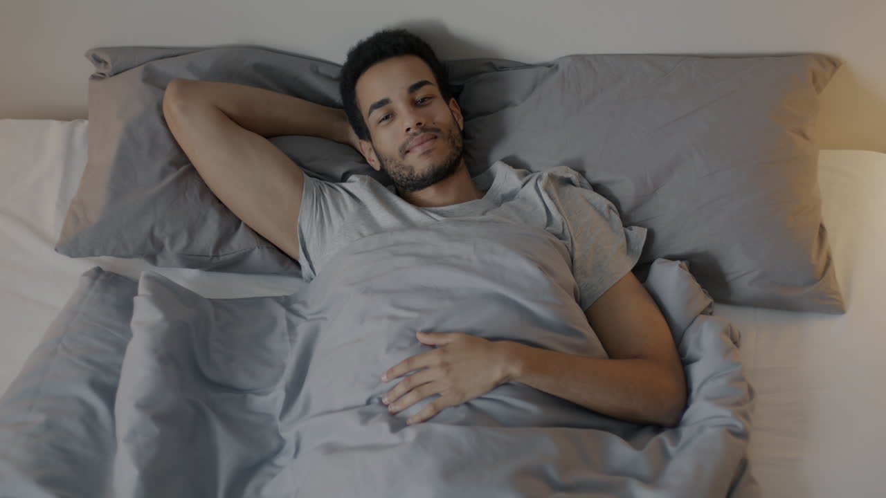 Hombre durmiendo en la cama