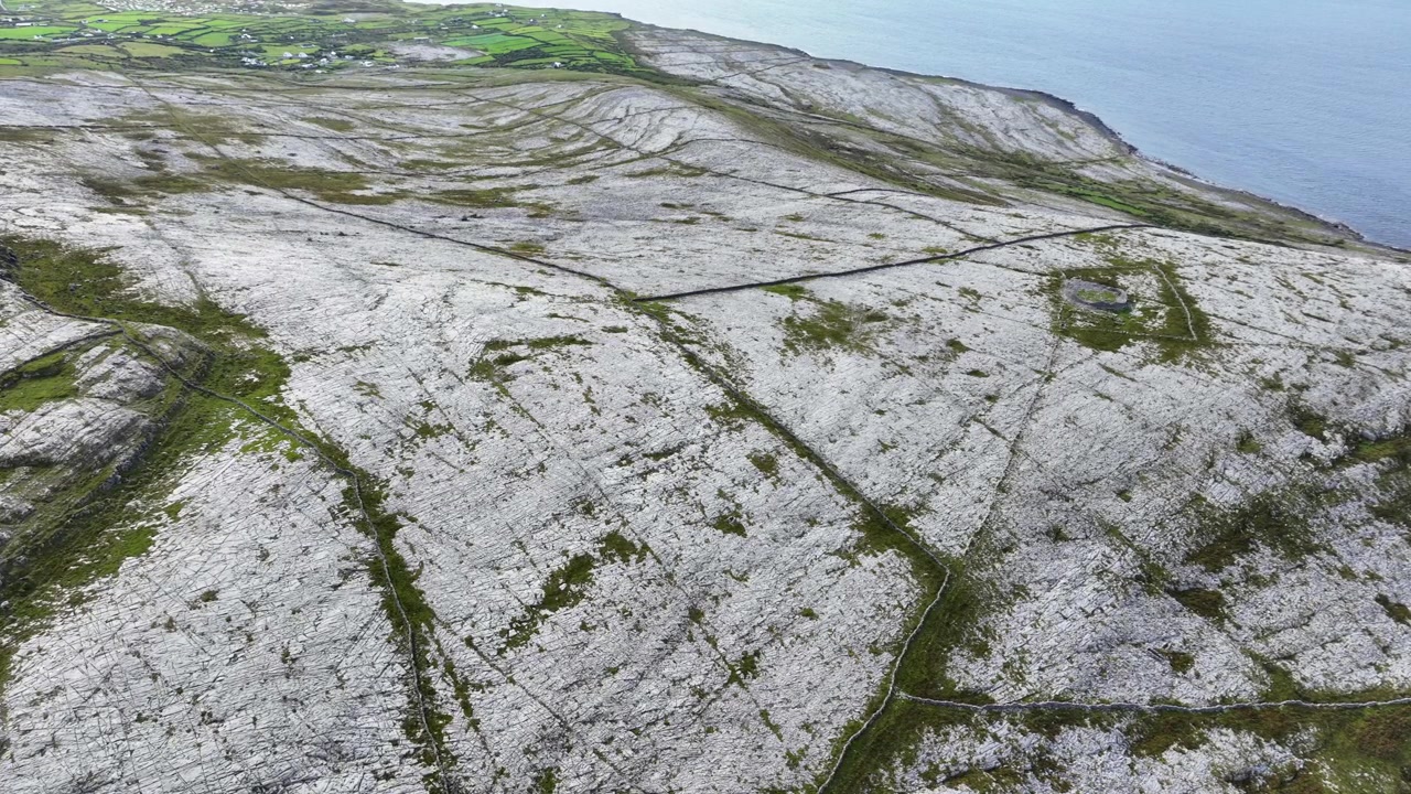 Locais Épicos da Irlanda, paisagem de drone, a beleza selvagem da Irlanda, The Burren, Clare na Rota Costeira do Atlântico.