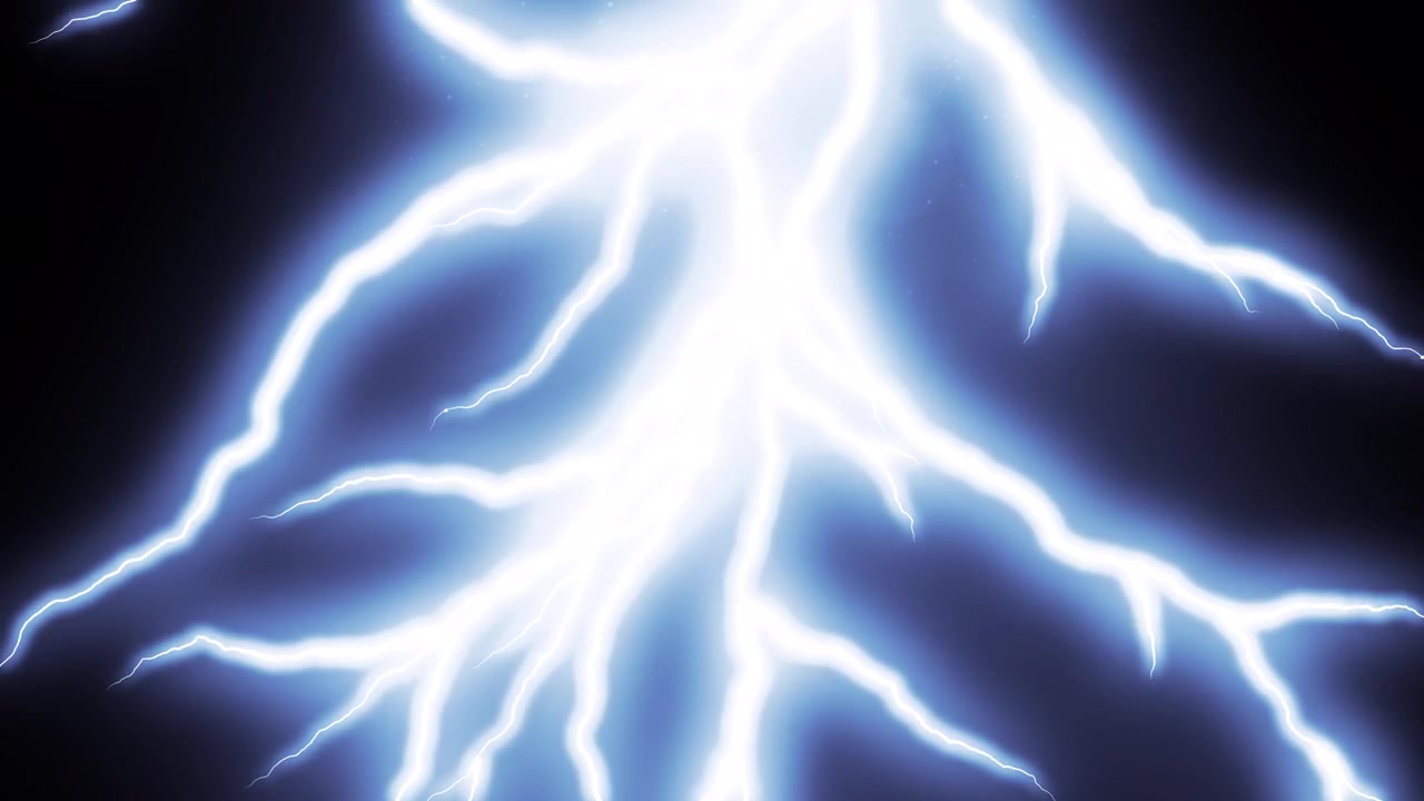 Potente fulmine elettrico lampeggiante su sfondo nero