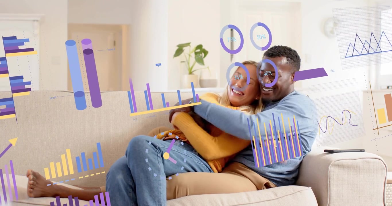 Homem a navegar no smartphone, exibindo gráficos financeiros pulsantes ao redor do sofá, enquanto o parceiro se aconchega.