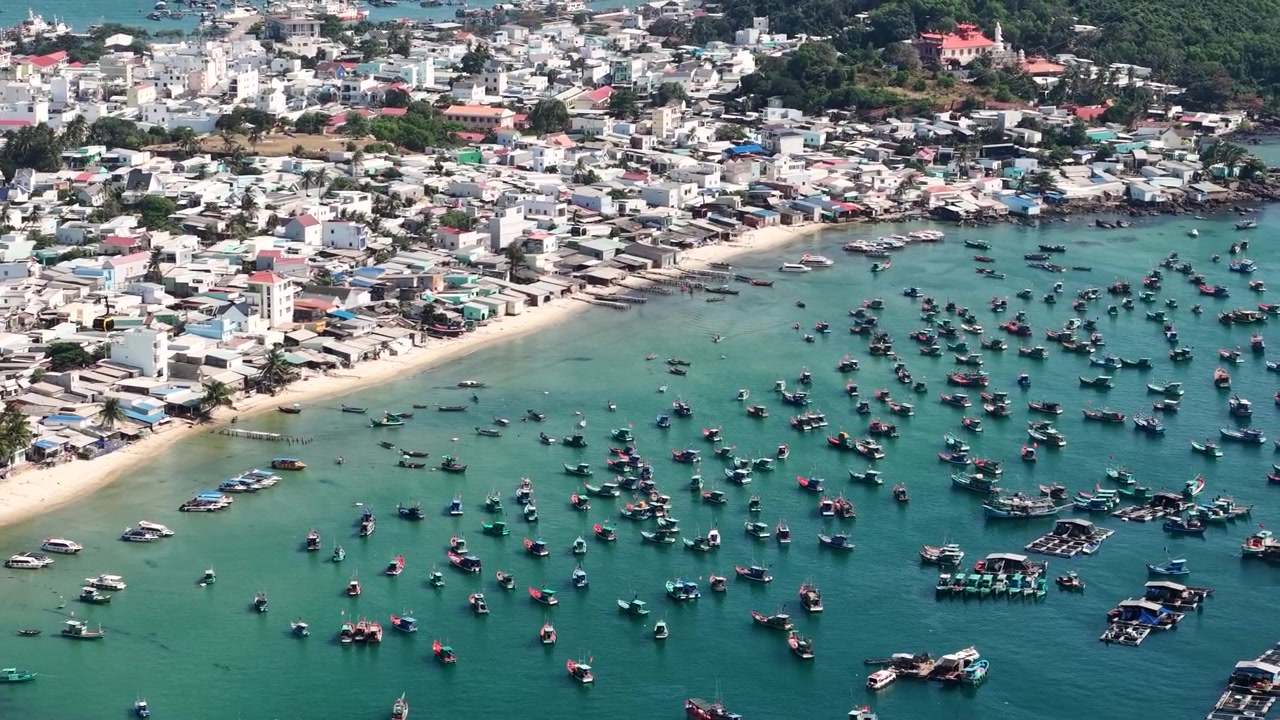 Ảnh chụp bằng drone thuyền và các tòa nhà dân cư tại bãi biển đảo Phú Quốc, Việt Nam