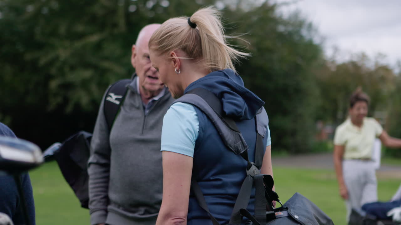 Golfer genießen ihre Zeit beim Golfspielen