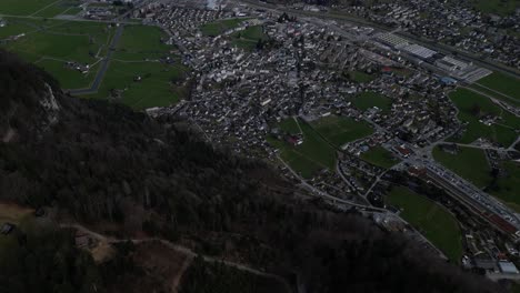 vista superior, perspectiva aérea de gran altitud de glarus, suiza, mostrando su belleza natural prístina y encantador paisaje urbano enclavado en medio de los impresionantes alpes suizos