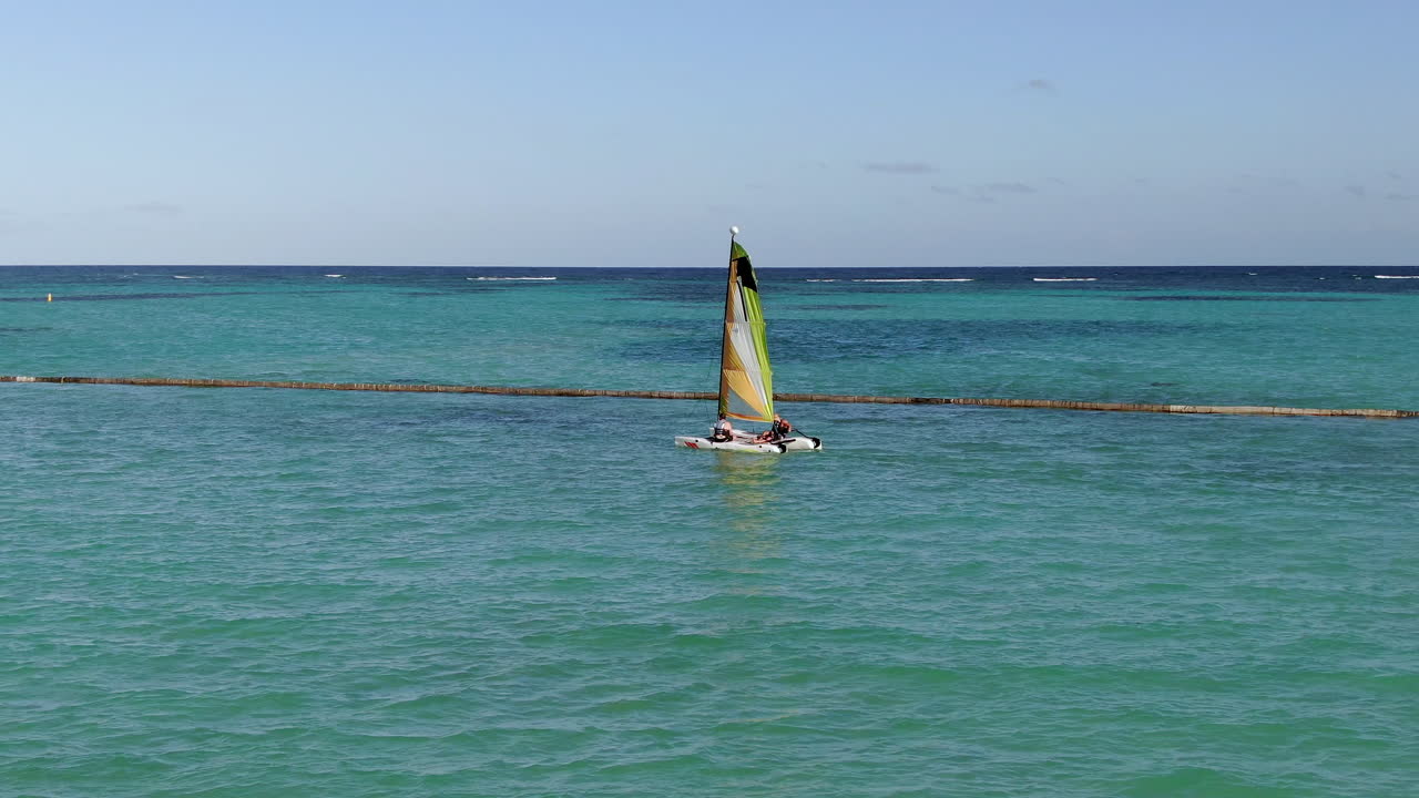 navegación en catamarán en el mar caribe turquesa, velero pequeño, recreación y diversión vacacional en las playas de punta cana, república dominicana