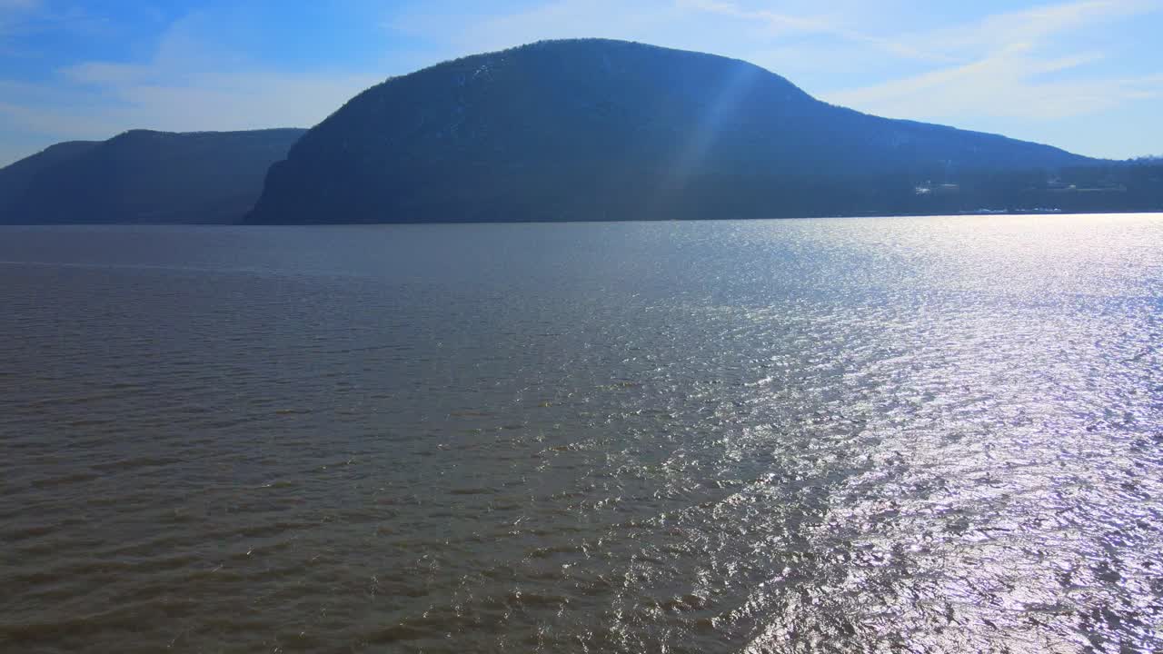 이른 봄에 스톰 킹 산을 바라보는 허드슨 강 계곡에 있는 뉴욕의 강 계곡 위에 있는 애팔래치아 산맥의 공중 드론 영상