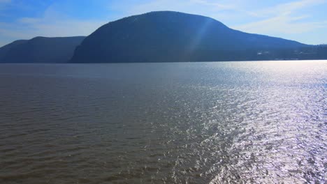 Imágenes-Aéreas-De-Drones-De-Las-Montañas-Apalaches-Sobre-Un-Valle-Fluvial-En-Nueva-York-En-El-Valle-Del-Río-Hudson-Mirando-La-Montaña-Storm-King-A-Principios-De-La-Primavera