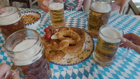 celebración de oktoberfest con cerveza y pretzels