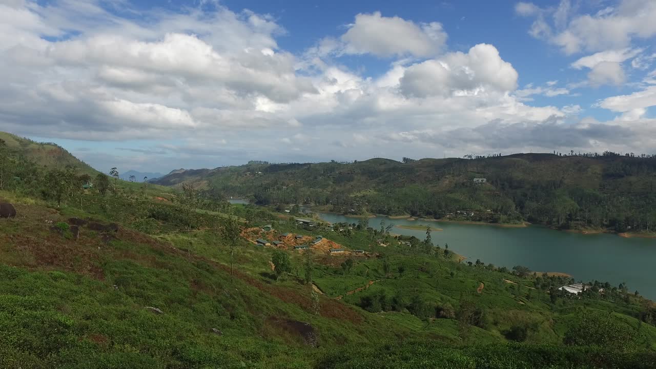 육지 언덕 에서 호수 나 강 을 볼 수 있는 풍경