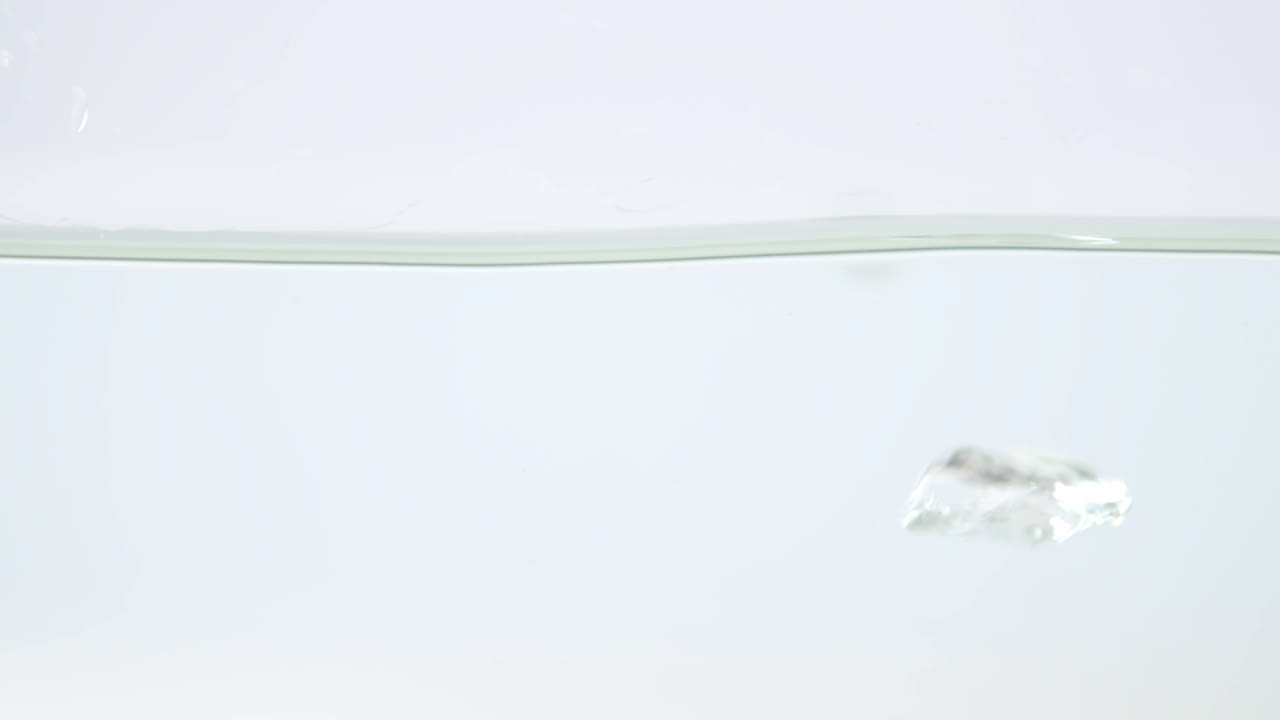 ⁇ 색 배경에 물 거품 4k