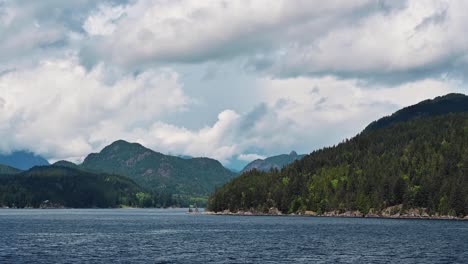 Isla-Bowen-En-Columbia-Británica-Con-Montañas