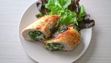 pechuga de pollo al horno rellena de queso y espinacas