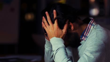 hombre de negocios trabajando en su escritorio