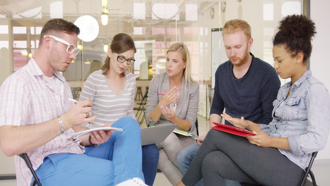 Kolleger diskuterer ny arbejdsstrategi