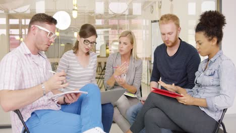 colegas discutiendo nueva estrategia de trabajo