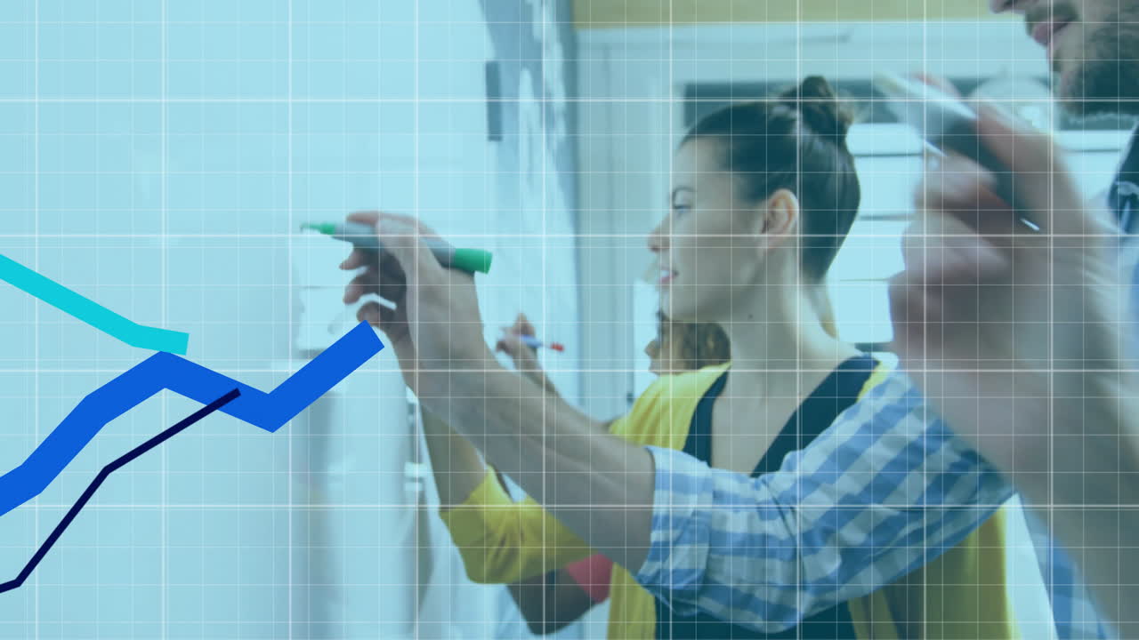 animación de múltiples gráficos y patrones de cuadrícula sobre diversos compañeros de trabajo escribiendo en la pizarra en la oficina