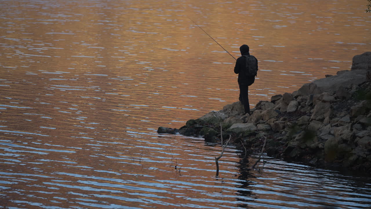 Pemancing di danau