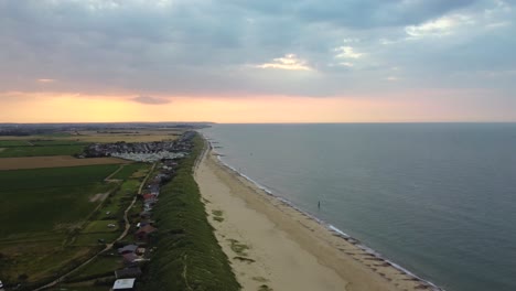 Toma-Aérea-De-4k-Del-Paisaje-Escénico-A-Lo-Largo-De-La-Costa-De-Norfolk,-Inglaterra