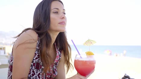 hermosa mujer joven en unas vacaciones de verano