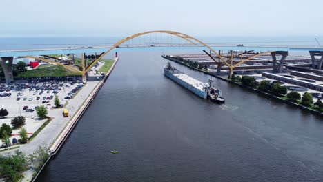 gran buque de carga que pasa por debajo dejando el puerto de milwaukee