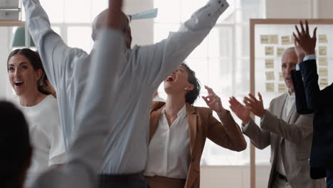 gente de negocios feliz celebrando una victoria corporativa exitosa lanzando papeles en el aire colegas abrazando el trabajo en equipo en la oficina reunión disfrutando del éxito ganador