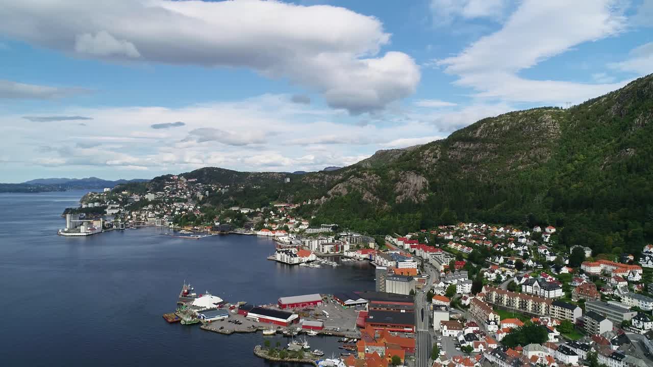 Luftfoto med fremadgående dollybevegelse over kystlinjen i Bergen sentrum, Norge.