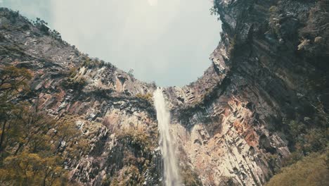 Gran-Cascada-De-Pared-De-Roca-En-Cámara-Lenta-Ubicada-En-Urubici,-Santa-Catarina,-Brasil