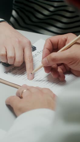 el médico que completa el formulario de información para el paciente