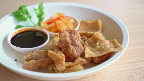 Frittierte-Schweinedärme-Mit-Süßer-Schwarzer-Sauce---Asiatische-Küche